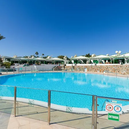 Homeforguest Bungalow Vista Golf Con Terraza Y Piscina Дом отдыха *