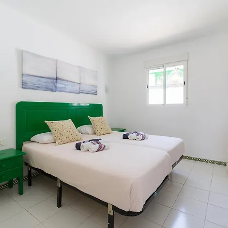 Homeforguest Bungalow Vista Golf Con Terraza Y Piscina Дом отдыха